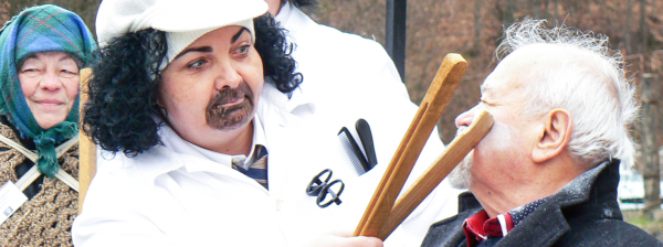 Borotválós asszonyfarsang pampuskával